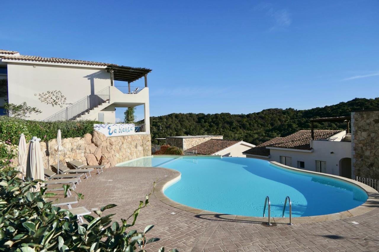 Residence Con Piscina A 4 Km Da Baja Sardinia Cala Bitta Екстер'єр фото